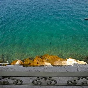 Arnolongo B4 Sea View Guest house